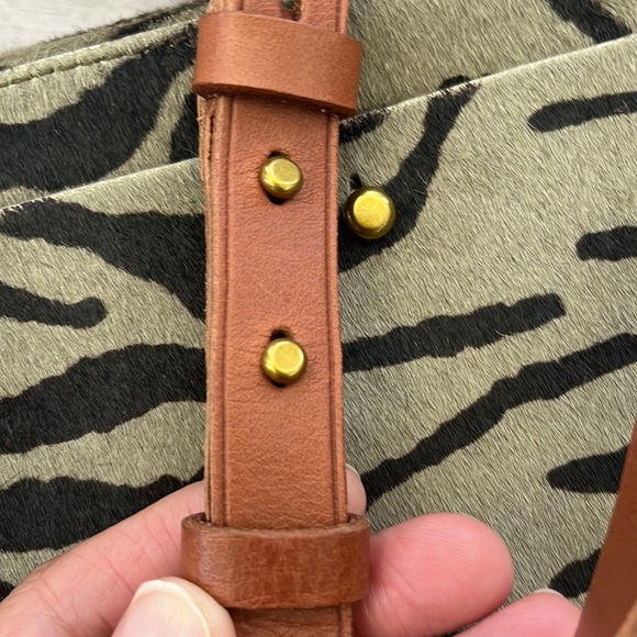 💚NWT🤎 Madewell The Transport Camera Bag: Tiger Calf Hair Edition Green Olive - Picture 9 of 12